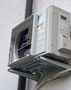 condizionatore danneggiato dalla grandine a saronno