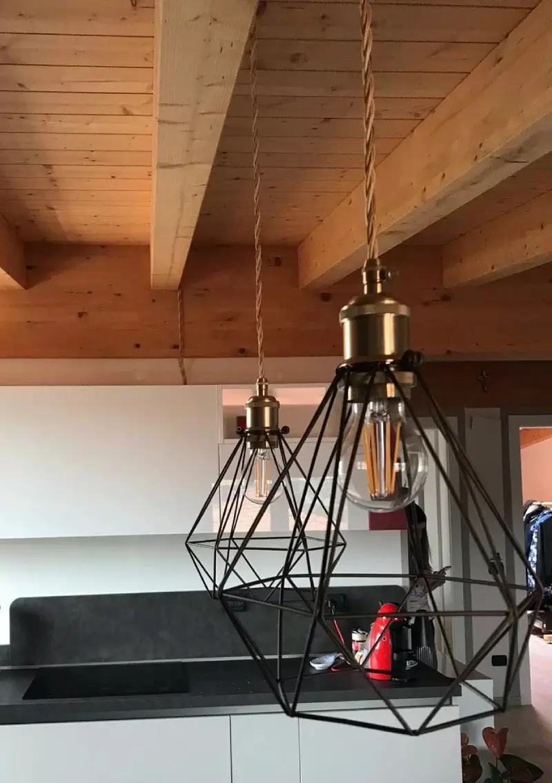 punto luce con cavi a vista cucina